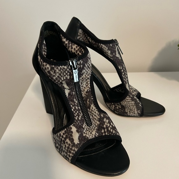 Black and grey heels - Picture 2 of 3